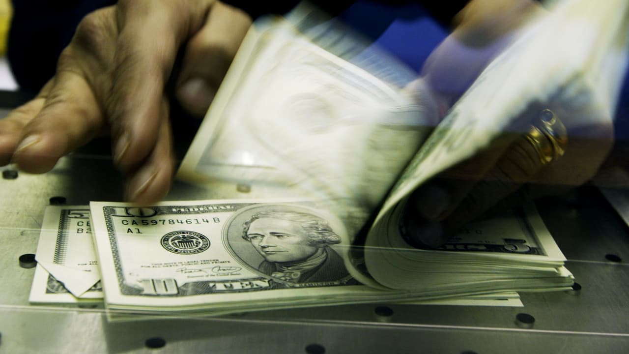 Encuesta de AARP revela gravedad del endeudamiento entre latinos en Estados Unidos