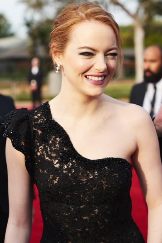 Emma Stone es una de las favoritas en esta temporada de premios en Hollywood gracias a su interpretación en la película 'La batalla de los sexos', en la que encarna a la tenista Billie Jean King, quien en 1973 derrotó a Bobby Riggs en un partido en el que el exnúmero uno del mundo quería demostrar la superioridad de los hombres sobre las mujeres.