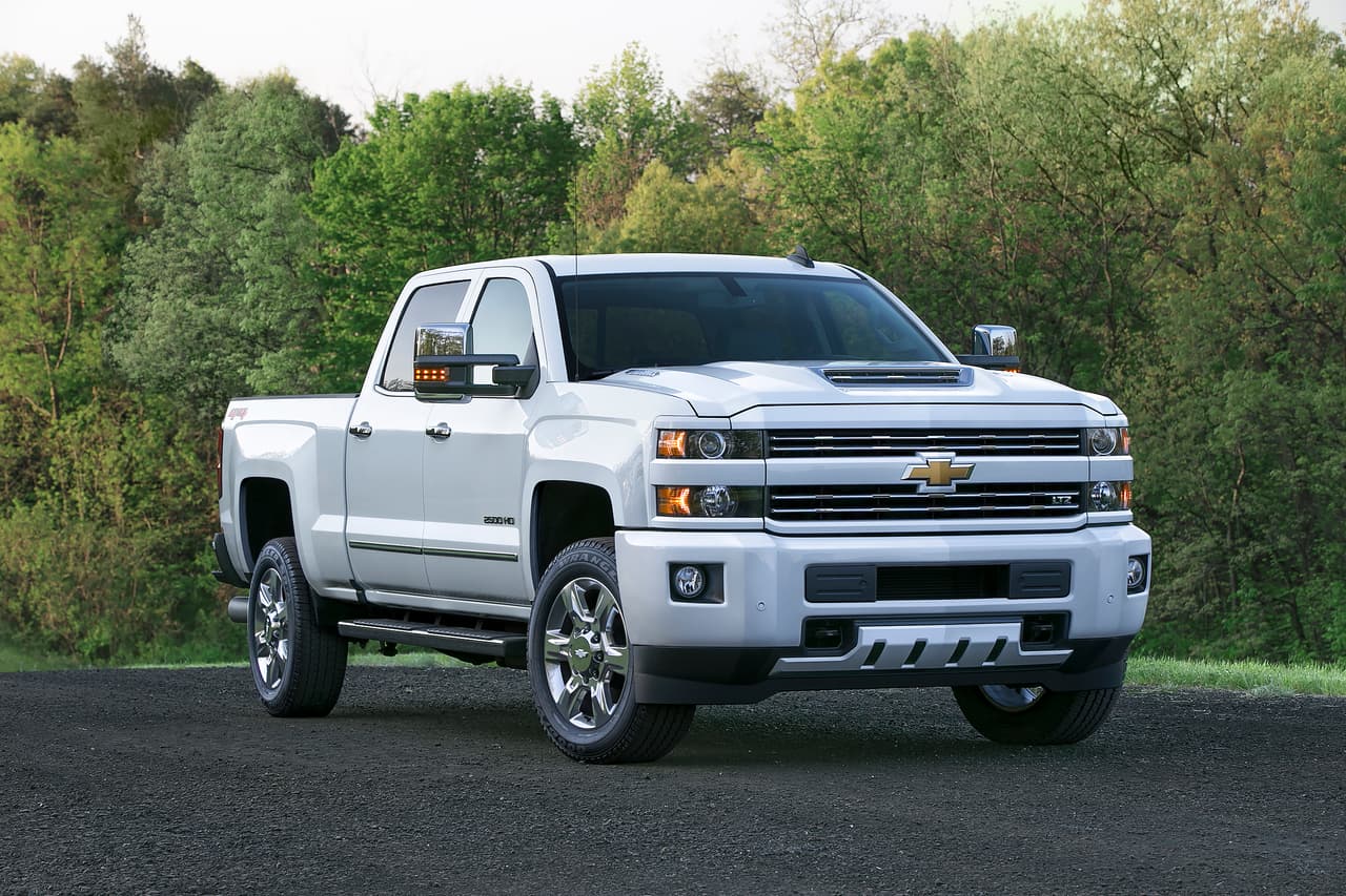 The 2017 Chevrolet Silverado HD features an all-new, patented air intake system. Marked by a dramatic hood scoop, the system drives cool, dry air into the engine for sustained performance and cooler air temperatures during difficult driving conditions.