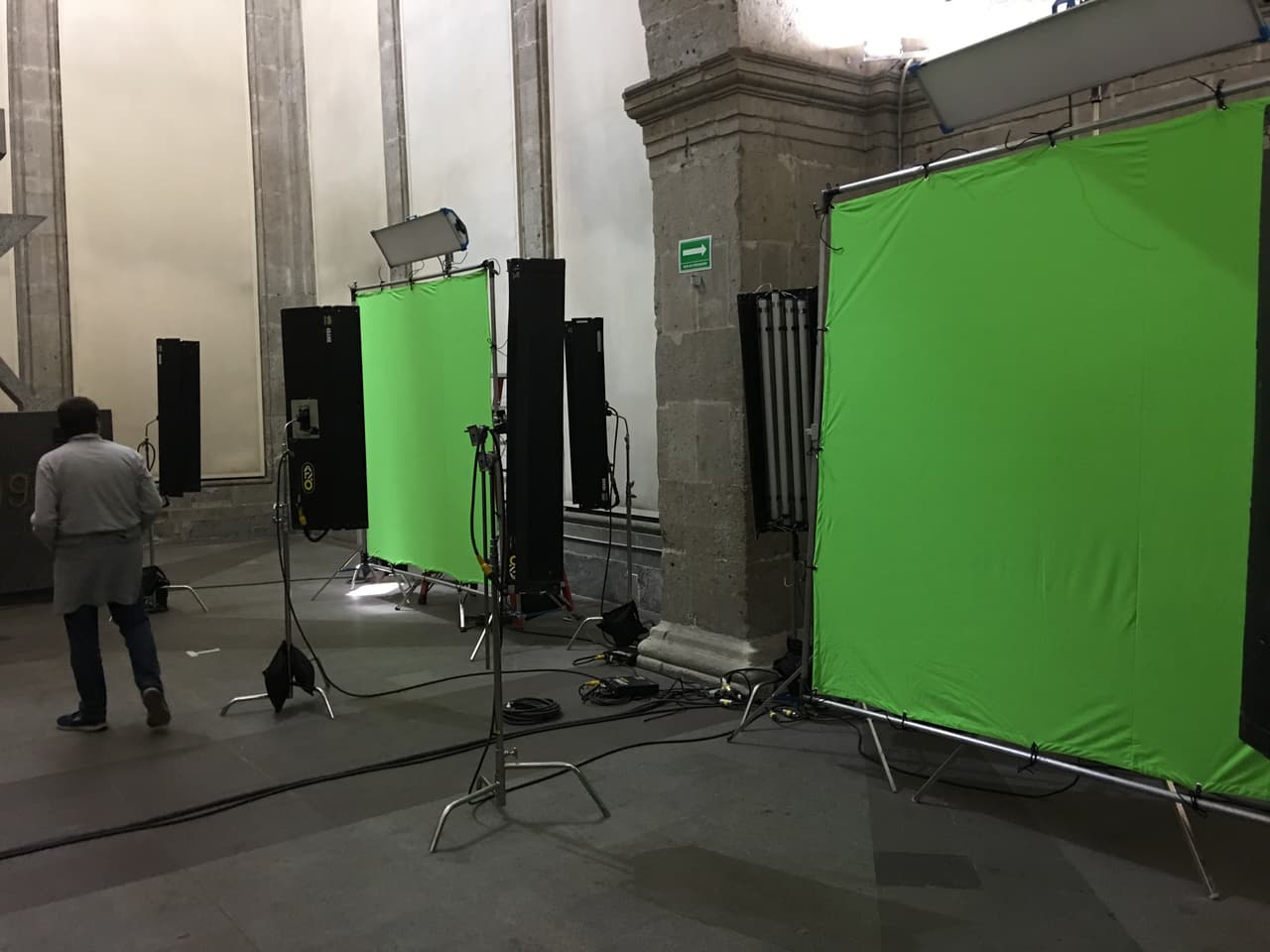 Los traductores de señas estarán a un costado del escenario, frente a estas pantallas verdes.