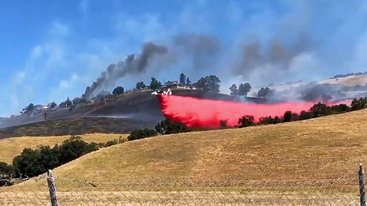 Incendio en las colinas del este de San José destruye dos estructuras y quema casi 50 acres de vegetación