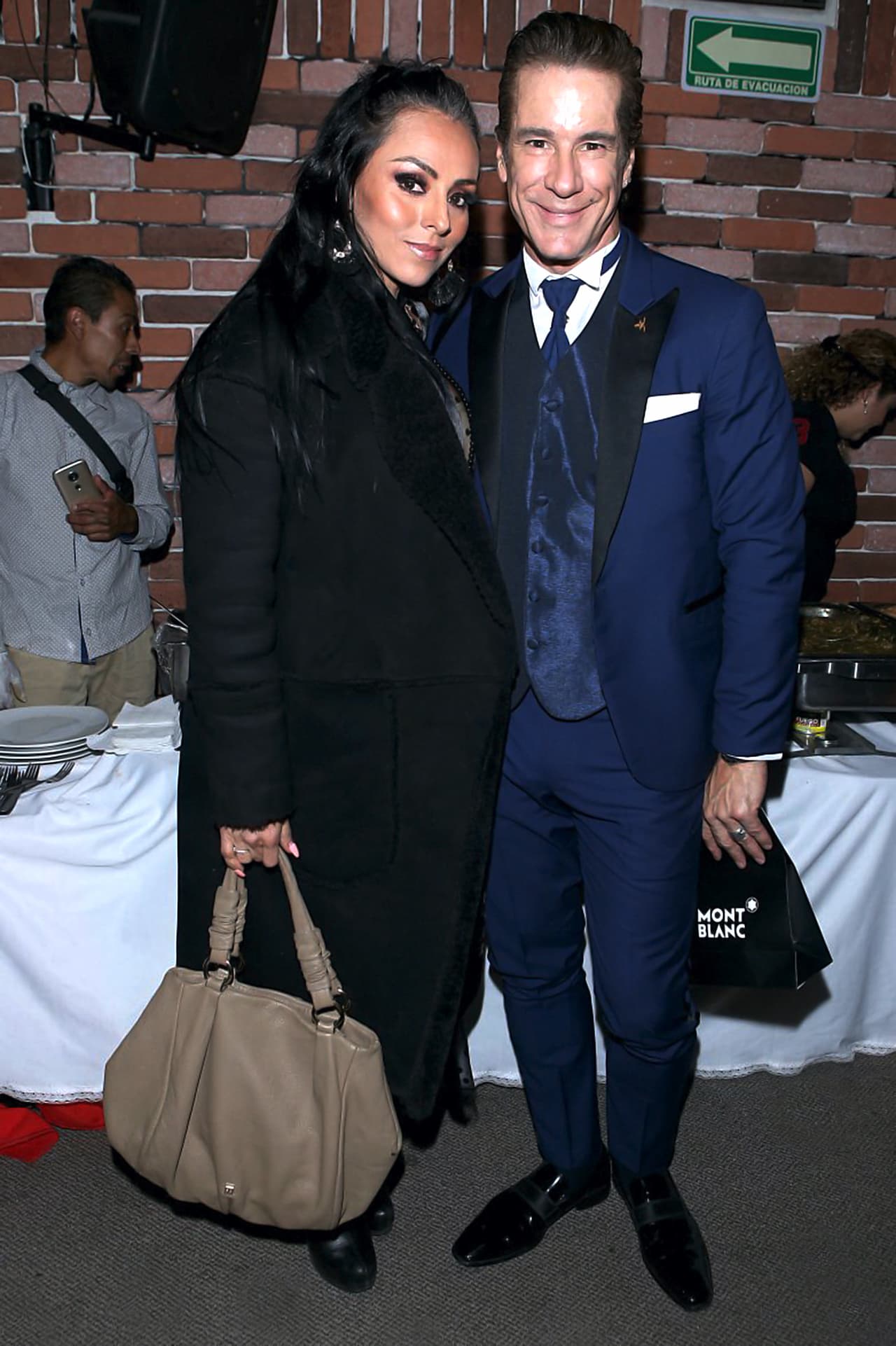 A la fiesta que organizó por sus 50 años acudieron amigos como 
<b><a href="https://www.univision.com/famosos/carla-estrada-confirma-que-ya-hay-contrato-firmado-para-producir-la-bioserie-de-gloria-trevi-fotos" target="_blank">Carla Estrada</a> </b>e 
<b><a href="https://www.univision.com/famosos/ivonne-montero-tiene-un-nuevo-galan-pero-aun-no-se-atreve-a-decir-que-es-el-hombre-perfecto-fotos" target="_blank">Ivonne Montero</a></b>.