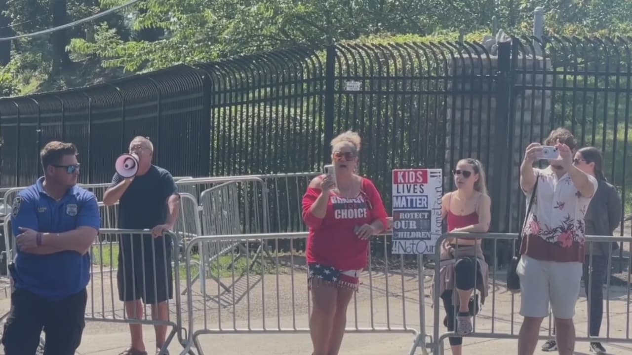 Con mensajes en altavoces vecinos buscan que inmigrantes abandonen refugio en Staten Island