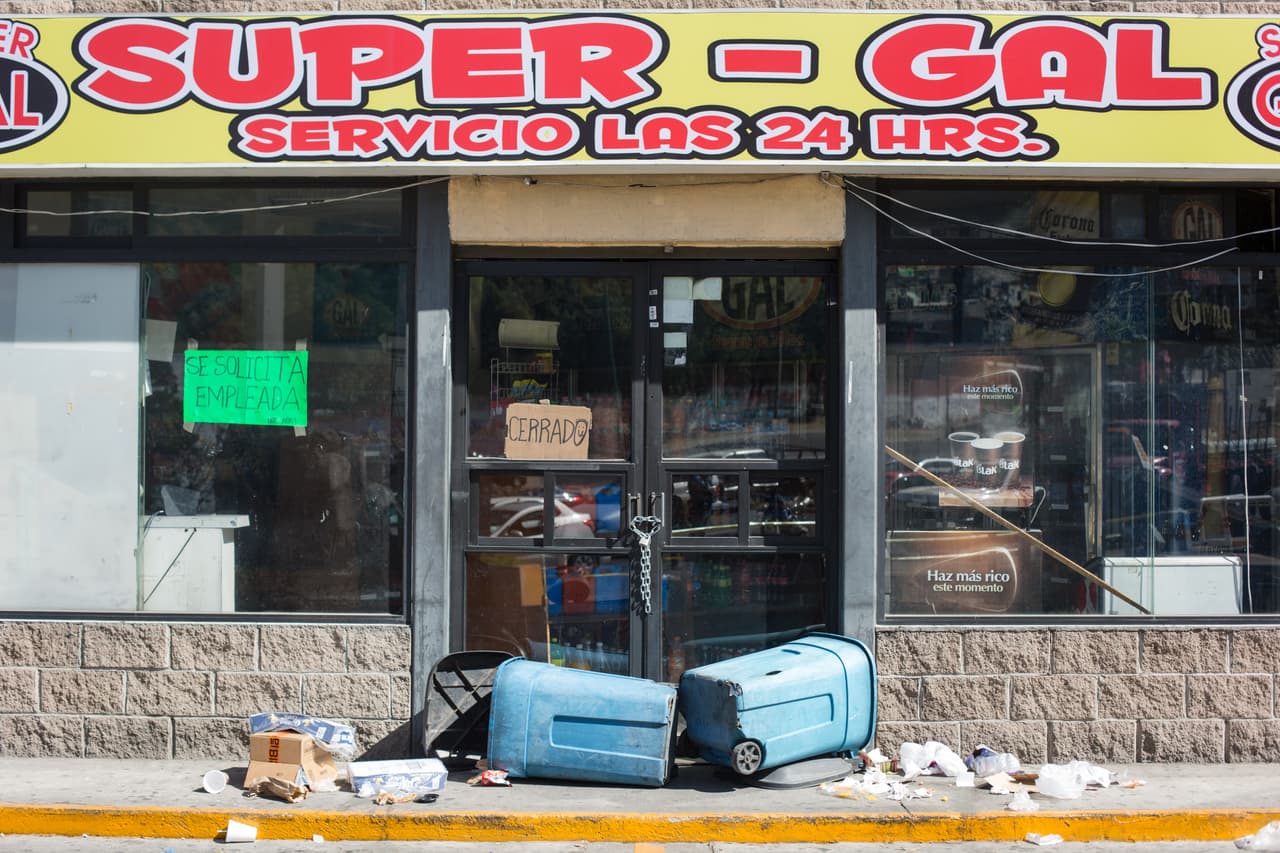 La Asociación Nacional de Tiendas de Autoservicio y Departamentales informó que unas 250 tiendas fueron saqueadas "en su totalidad" en todo México.