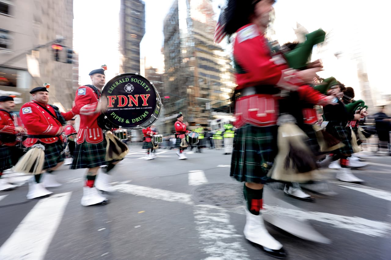 Bomberos de la banda musical escocesa con sus coloridos uniformes.