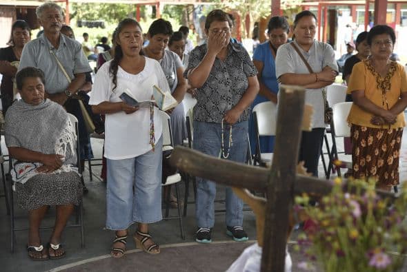 También oraron para hallar con vida a otros 43 jóvenes quienes desaparecieron en medio de los disturbios.