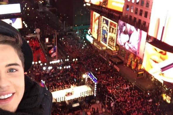 Trabajando o en casa con familia y amigos, los famosos de Univision se la pasaron de lo mejor despidiendo el 2014. ¡A celebrar, como debe ser!