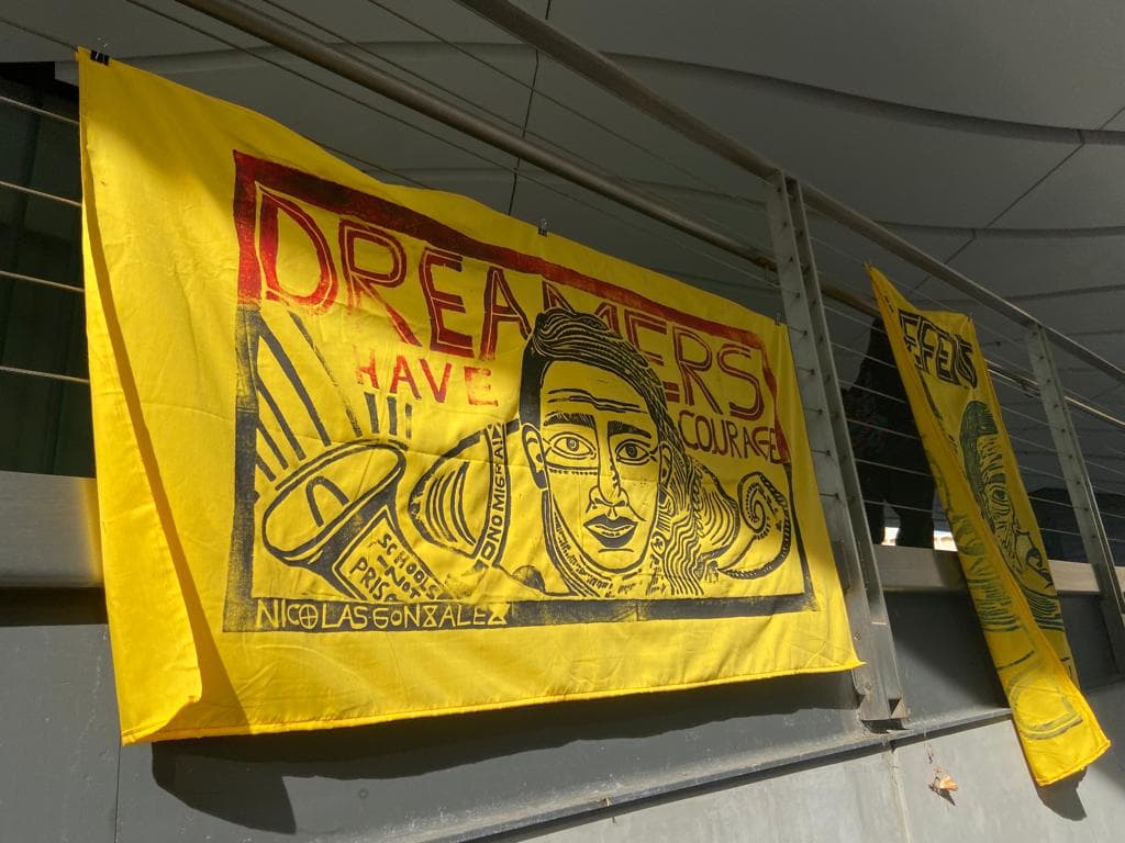 “Los ‘dreamers’ tienen valentía”, es lo que leía una de las pancartas colgada entre otros mensajes de empoderamiento para estos jóvenes el día de hoy.