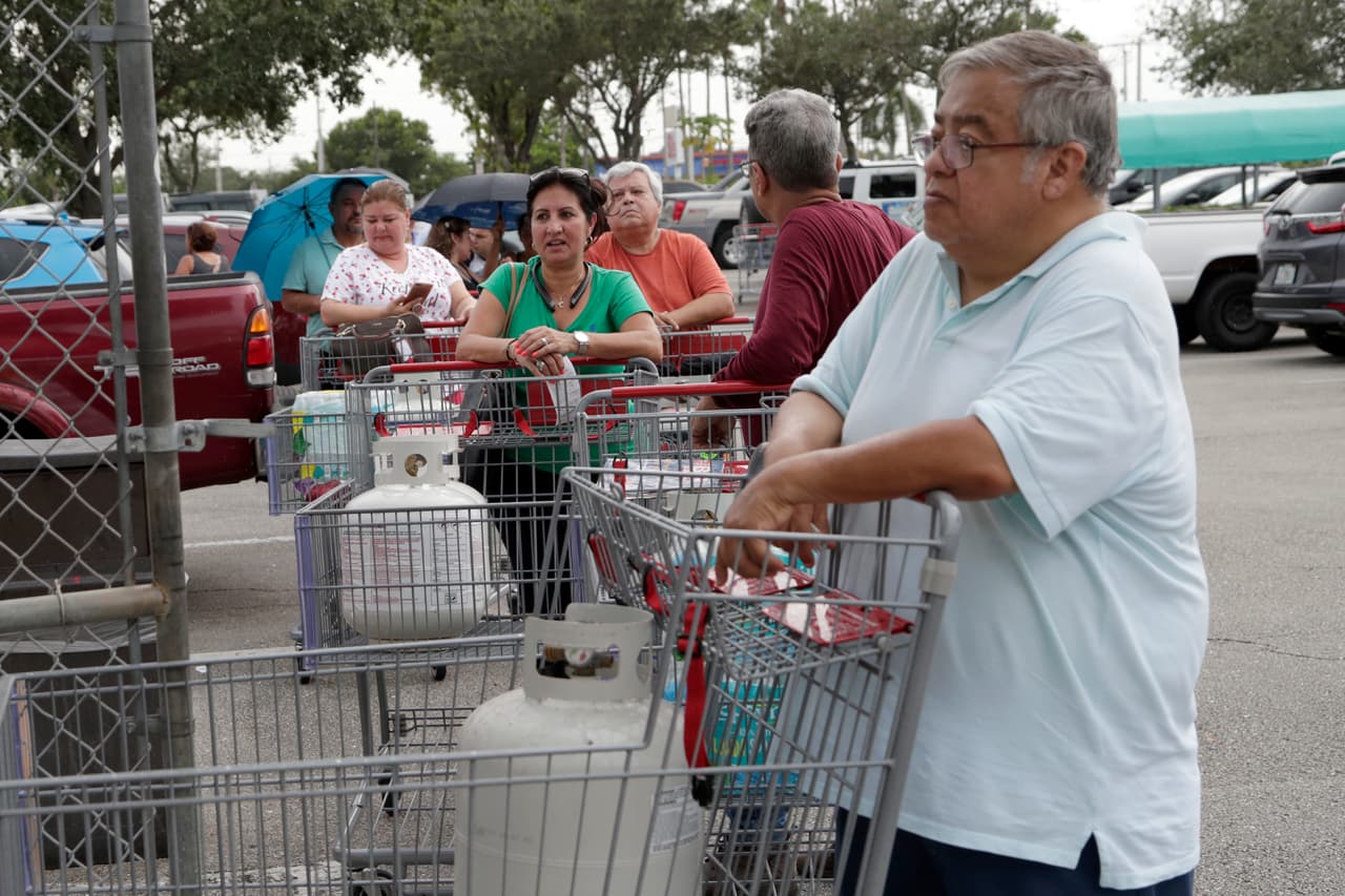 Residentes de Hialeah, a unas ocho millas al noreste del centro de Miami, hacen fila para comprar gas doméstico. Dorian estaba acumulando vientos máximos sostenidos de 85 millas por hora (137 km por hora) el jueves por la mañana a unas 220 millas (355 km) al noroeste de San Juan, y a unas 370 millas (600 km) al este de las Bahamas, según en NHC.