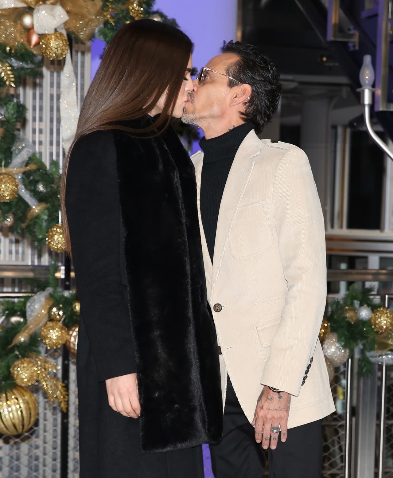 Con románticos besos, la paraguaya y el cantante de origen puertorriqueño posaron felices para los fotógrafos. 
<br>