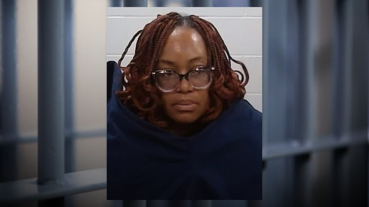 Madre adoptiva acusada de agredir 17 veces a un adolescente de 14 años en Frisco