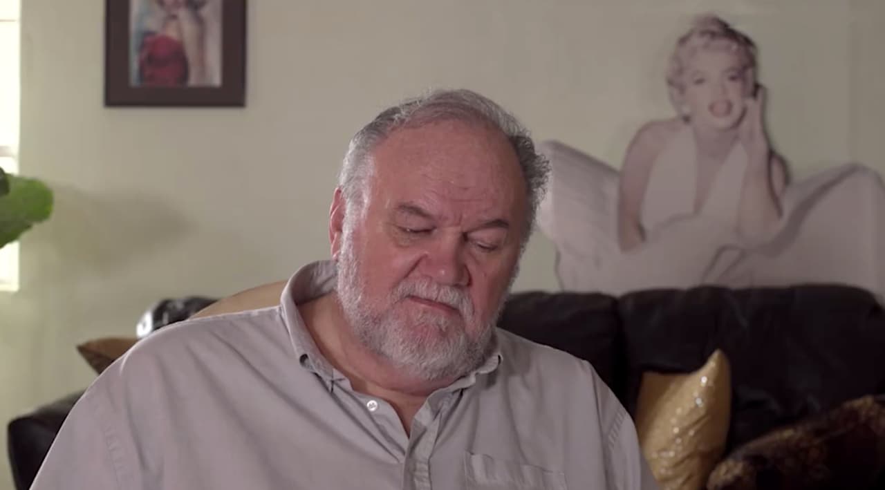 Esta vez, el polémico padre de la duquesa de Sussex arremetió contra su hija y su esposo, el príncipe Harry, luego de que el pasado jueves 26 de marzo el portal de la revista
<b><a href="https://people.com/royals/meghan-markle-and-prince-harry-have-left-canada-and-are-now-settled-in-the-l-a-area/" target="_blank">People </a></b>dio a conocer que la famosa pareja
<b><a href="https://www.univision.com/famosos/nuevo-trabajo-y-hogar-meghan-markle-y-harry-comienzan-en-los-angeles-su-vida-fuera-de-la-realeza-fotos" target="_blank">dejó Canadá para mudarse a Los Ángeles</a></b>.
<br>