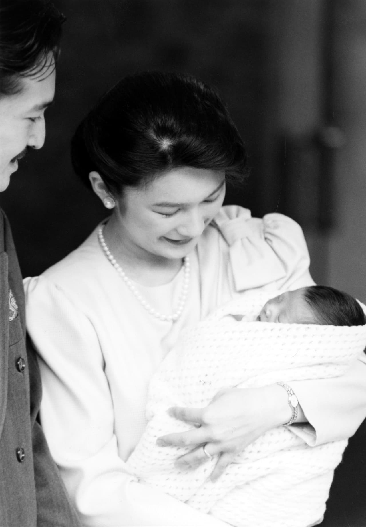 <b>1 noviembre 1991</b>
<br>La princesa Mako de Japón es presentada por su madre, la princesa Kiko, a la salida del Hospital del Palacio Imperial acompañado de su padre el príncipe Akishino.