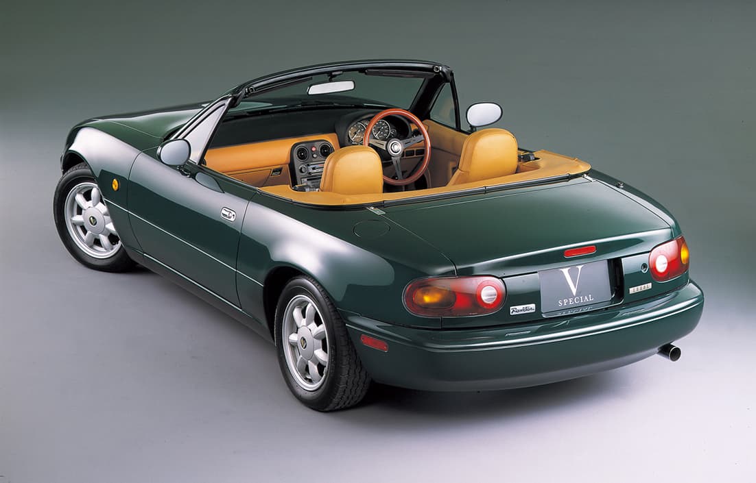 <b>Segunda Generación NB (1998 - 2004)</b>
<br>El ajuste inevitable por regulaciones fue el reemplazo de los faros delanteros por nuevos y descubiertos. Otro cambio, en base a comentarios y sugerencias (especialmente mujeres que rompieron sus uñas), fueron las manijas exteriores de las puertas por unas existentes en otro modelo.