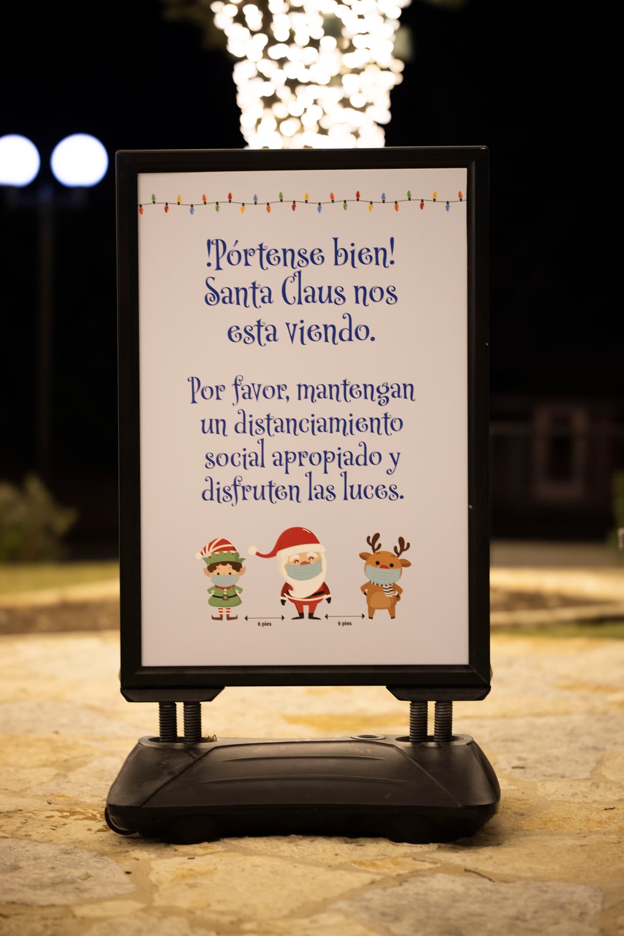 En cada esquina hay letreros que hacen alusión al distanciamiento social.