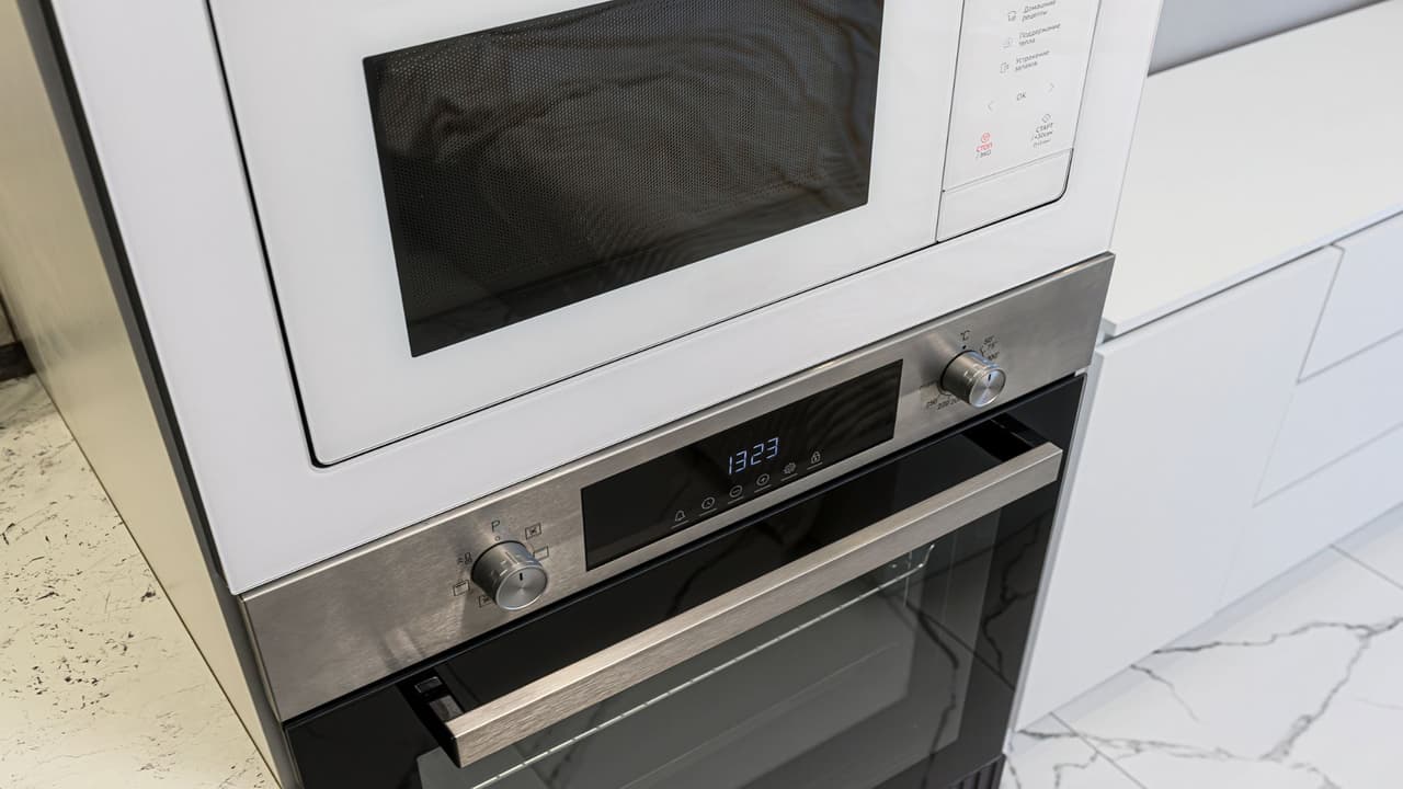 <h3 class="cms-H3-H3">Siete consejos clave para no sufrir el cambio</h3>
<b>💡 1. Revisa tus horarios familiares:</b> La semana del cambio, asegúrate de que las horas de escuela, transporte y trabajo estén claras. Si tienes reuniones virtuales con otras zonas, incluye la zona horaria (CT o MT) en cada invitación.
<br>
<b>2. Ajusta los relojes “tontos”: </b>Los teléfonos se actualizan solos, pero el microondas, el horno o el reloj del carro no. Haz un recorrido rápido por la casa el domingo por la mañana y verifica todo.
<br>
<b>3. Prepara el sueño con tiempo: </b>Mantén la rutina para que los niños no se levanten de madrugada. El cuerpo se adapta mejor con pequeños ajustes.