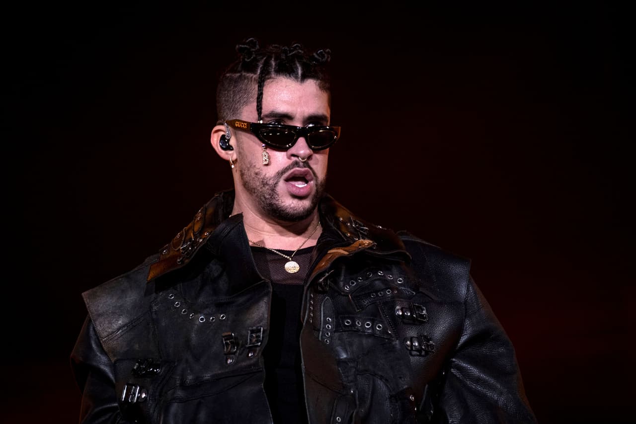 Junto a bailarines y su banda en vivo, Bad Bunny les dedicó canciones de su disco 'El Último Tour del Mundo', luego algunas de sus colaboraciones más destacadas en estos últimos dos años, transicionando a canciones de 'YHLQMDLG'.