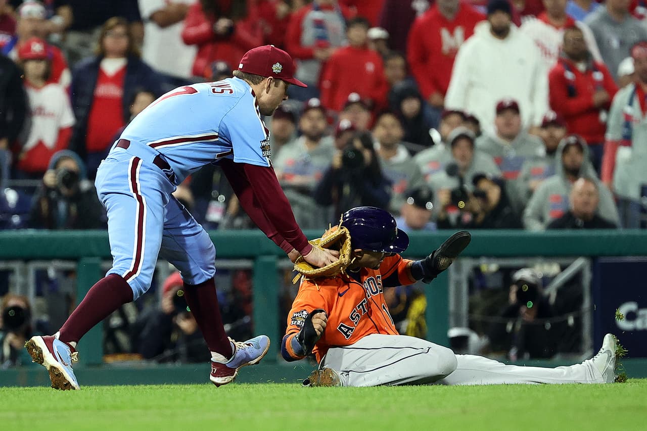 Yuli Gurriel # 10 de los Astros de Houston es atrapado en un resumen y Rhys Hoskins # 17 de los Phillies lo elimina durante la séptima entrada.