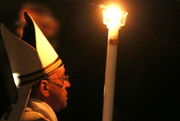 Por petición del pontífice, el inicio de esta solemne y sugestiva ceremonia se adelantó a las 20:30 hora local (18.30 GMT) y comenzó con la tradicional bendición del fuego y la preparación del Cirio Pascual.