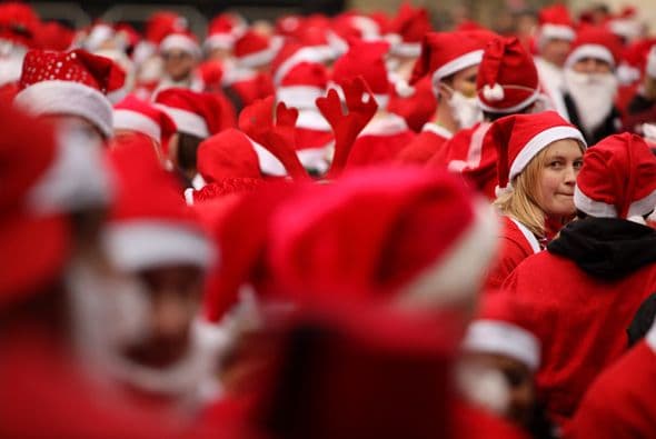 Por supuesto, el personaje cobro mucha popularidad y pasó de denominarse del holandés ‘Sinter Klaas’ " a "Santa Claus". Pocos años después de la publicación del libro de Irving, la figura de Santa Claus había adquirido tal popularidad que un poema anónimo titulado ‘A Visit of St. Nicholas’ (Una visita de San Nicolás), publicado en El Centinela de Nueva York, le encantó a la gente y ello contribuyó enormemente crear la imagen actual de Papá Noel.