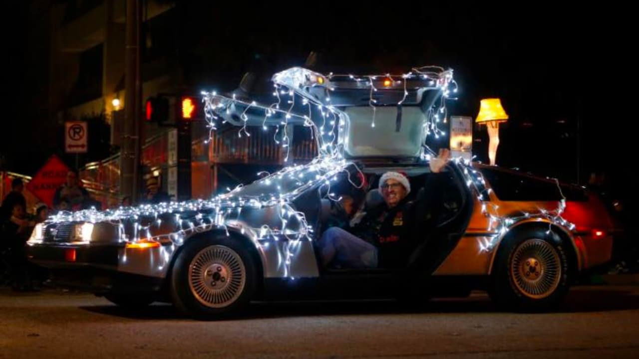 Únete a la celebración festiva en Arlington con el 
<b>Desfile de Luces y el Encendido del Árbol el 9 de diciembre, de 2 a 9 p.m.</b> Disfruta de actividades desde las 2 p.m., incluyendo manualidades para niños, entretenimiento en vivo en Levitt Pavilion a partir de las 4 p.m., y selfies con Santa. El punto culminante llega con un desfile iluminado a las 6 p.m., seguido por el encendido del árbol en compañía de Santa, la Sra. Claus y el Grinch. ¡Un evento lleno de magia navideña para toda la familia!
<br>📍 
<a href="https://maps.app.goo.gl/zqbXhxWYmf2zAus2A" target="_blank">100 W. Abram St., Arlington</a>