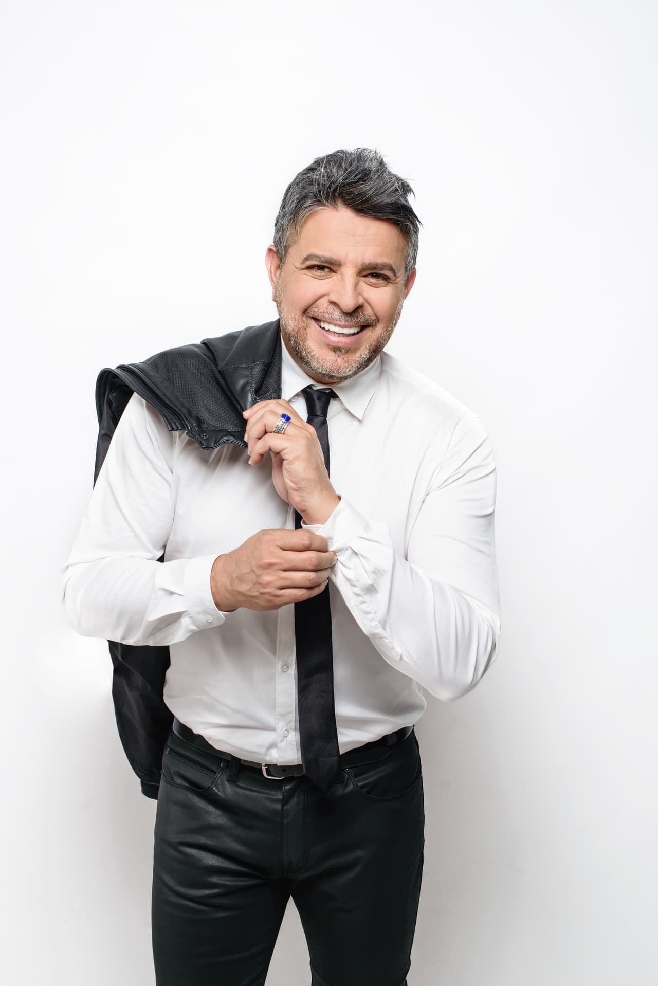 Luis Enrique, quien fue parte del primer Premio Lo Nuestro en 1989, se suma a la lista de presentadores.