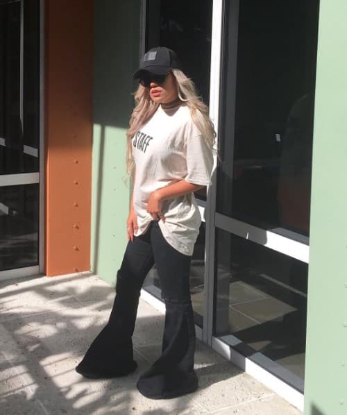 Las gafas oscuras son un accesorio que complementa muy bien un atuendo con gorra.