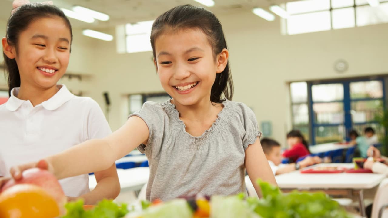 Comidas escolares gratuitas para niños durante el verano, aquí puedes buscar sitios cerca de ti 