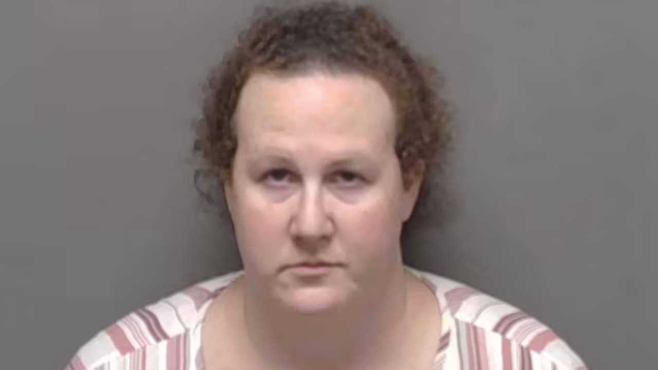 Madre en custodia por abandonar a su hija autista en una cafetería