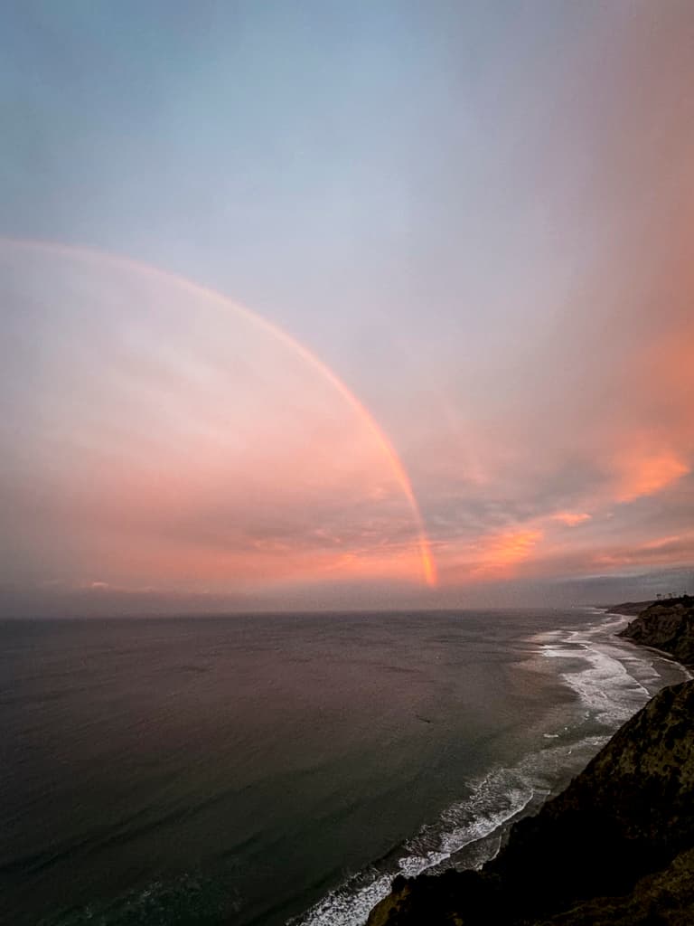 En San Diego, donde las lluvias provocaron
<b><a href="https://www.univision.com/local/los-angeles-kmex/fuertes-lluvias-inundaciones-accidentes-grandes-perdidas-san-diego-fotos" target="_blank">grandes pérdidas hace casi dos semanas</a></b>, algunas partes amanecieron con un arcoíris, lo que no llevó a bajar la guardia.