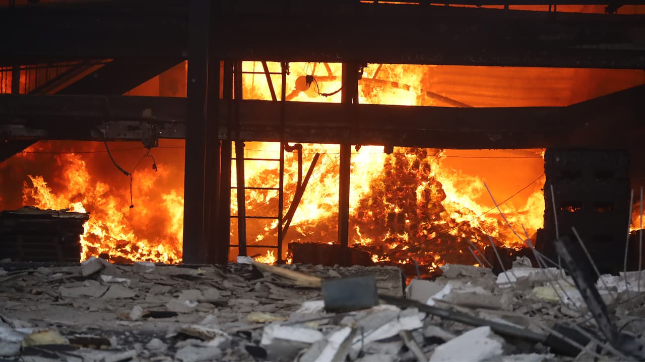 Las autoridades 
<b>trabajan en determinar las causas del incendio</b>, que redujo a cenizas gran parte de la bodega del Condado Hendricks.