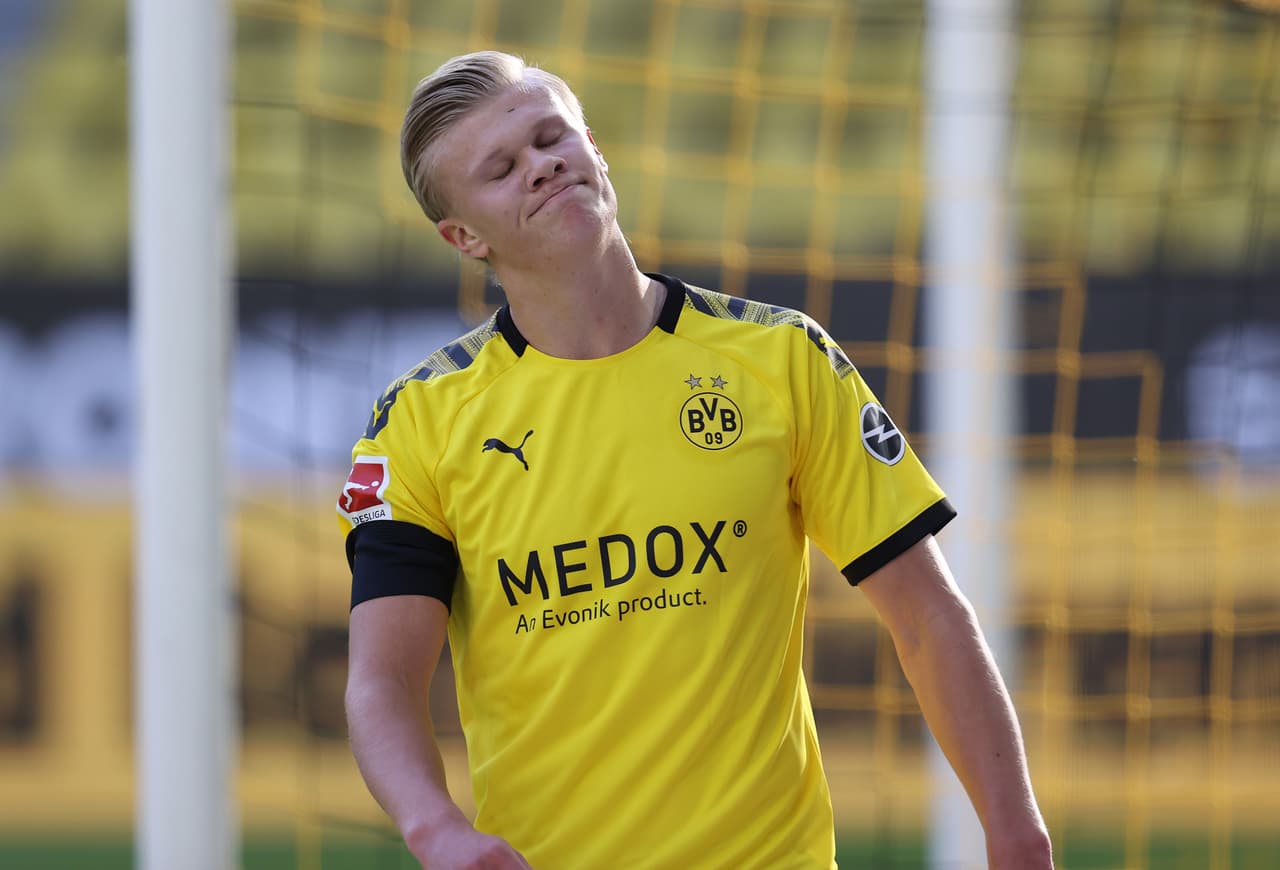 <b>Decepción total</b>
<br>- El goleador del Borussia Dortmund, Erling Haaland, tuvo una tarde para el olvido ante el Múnich.
<br>- Alphonse Davies y la defensa del conjunto líder de la Bundesliga lo neutralizaron.