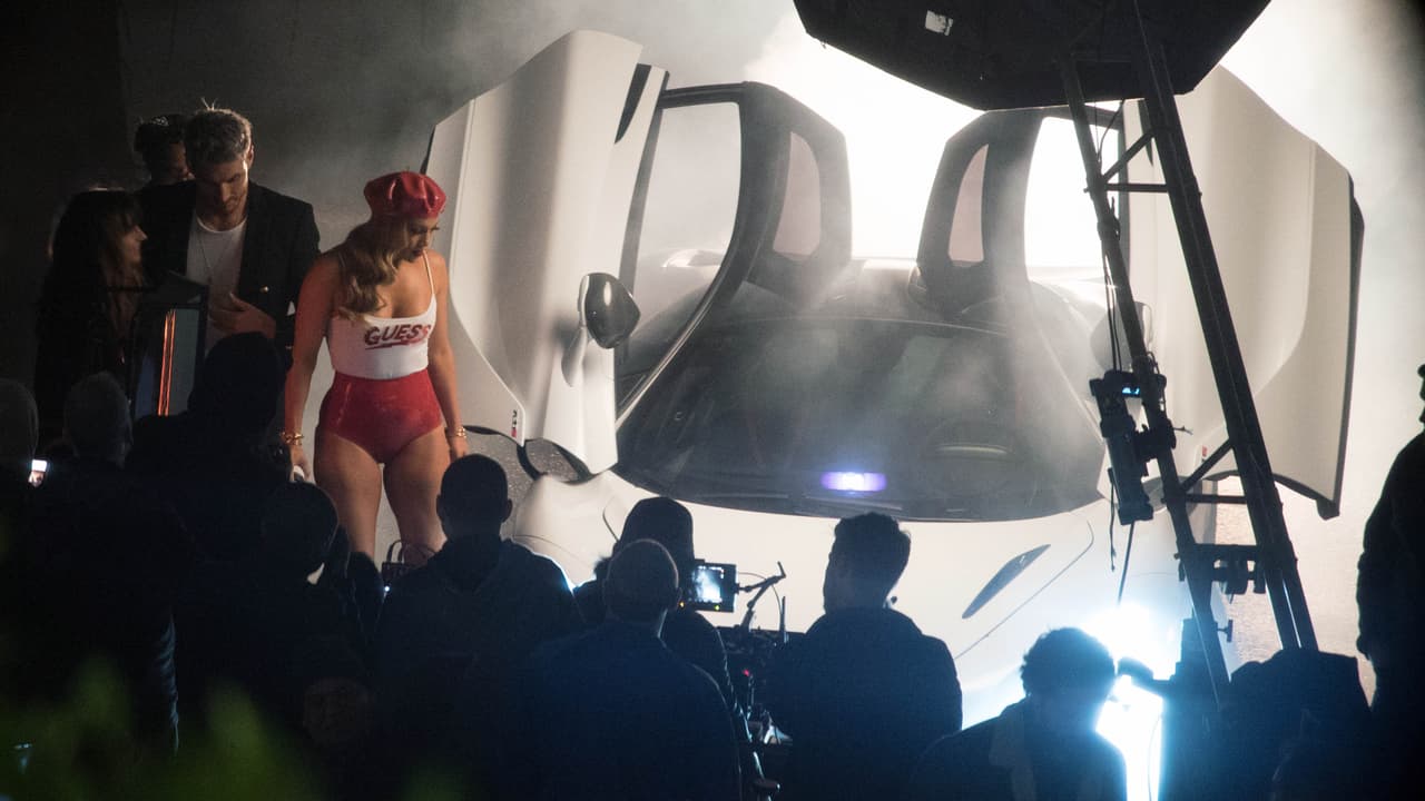 Pero en realidad la estrella de Hollywood estaba concentrada en la filmación del nuevo comercial de la marca de ropa Guess, de la cual JLo es la imagen oficial.