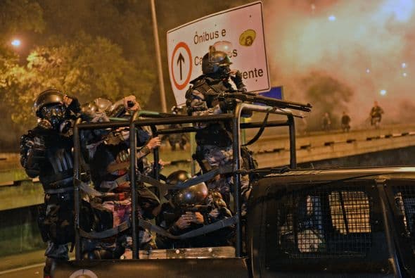 Según el diario brasileño 'Folha de Sao Paulo', algunos de los manifestantes han lanzado latas y botellas contra los agentes, que han respondido con el uso de gases lacrimógenos.