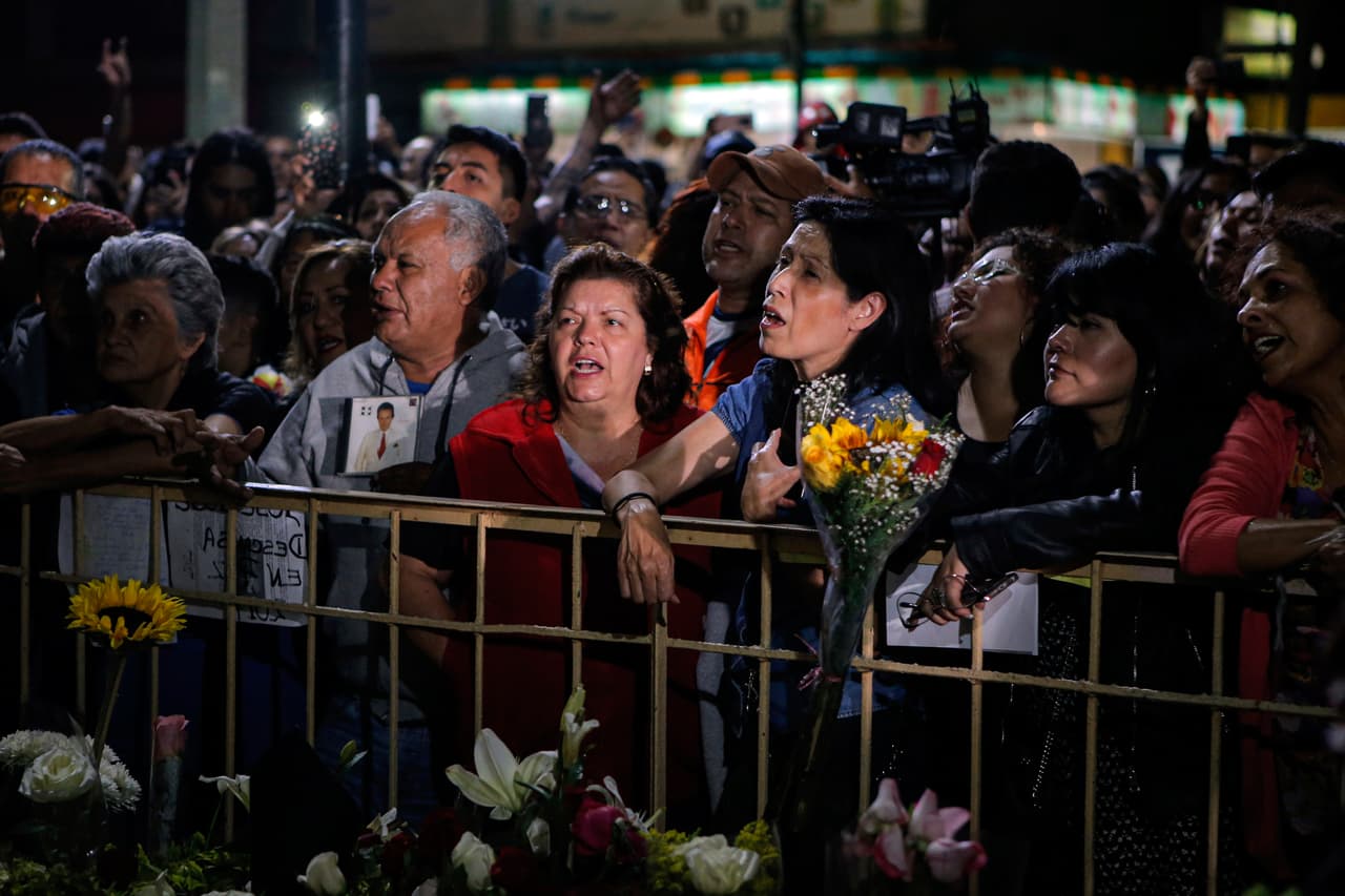 El mundo artístico reaccionó conmovido. Su compatriota Vicente Fernández, aseguró que de José Rómulo Sosa, su nombre de pila, "fue grande su voz y su manera de ser, y fue un señor de los pies a la cabeza". Julio Iglesias, Armando Manzanero, Alejandro Sanz, Aleks Syntek, Gloria Trevi, Carlos Rivera, Angélica María, Luis Fonsi, Gloria Estefan, Chayanne, Gian Marco, Eva Ayllón, Romeo Santos e incluso el presidente boliviano, Evo Morales, se sumaron a los homenajes.