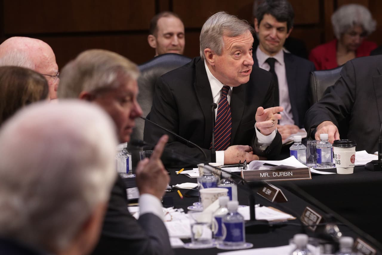 Dick Durbin pide una acción federal tras las muertes e incidentes relacionados con cigarrillos electrónicos