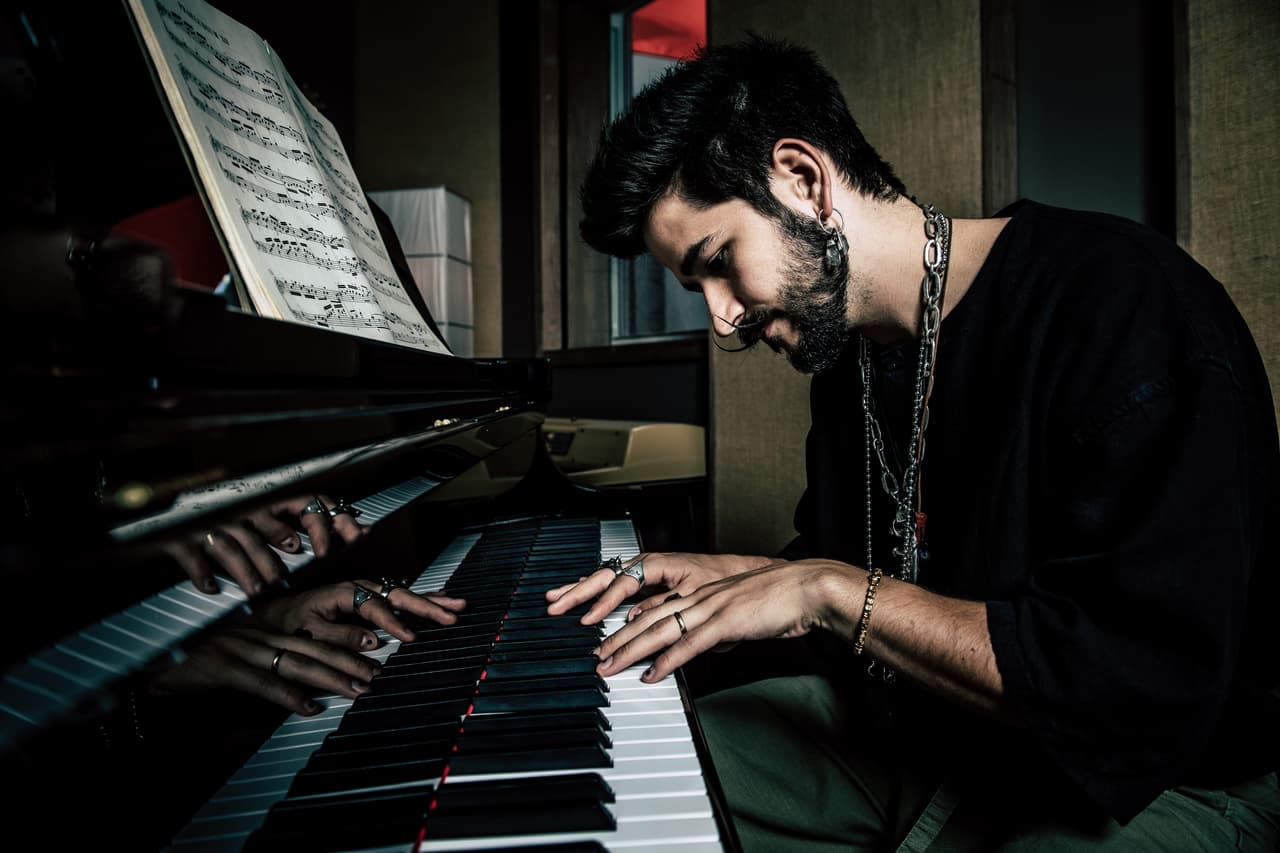 <b>Es fiel creyente de que mucho de lo que está viviendo hoy se lo debe a Mau Y Ricky:</b>
<br>
<br>"Ellos fueron los primeros que me dijeron: ‘Hey, el viernes hay una sesión con quién sea… ¿Quieres ir?’, y yo como ‘¿Puedo ir?’, y ellos me decían ‘No estás invitado pero llegamos y ya’. Y yo les decía ‘¿Pero qué va a pensar todo el mundo cuando yo entre?’, y Ricky decía ‘Pues nada, si nos miran mal nos vamos, agarramos un Uber y nos vamos los 3, a ver qué van a decir.’”
<br>