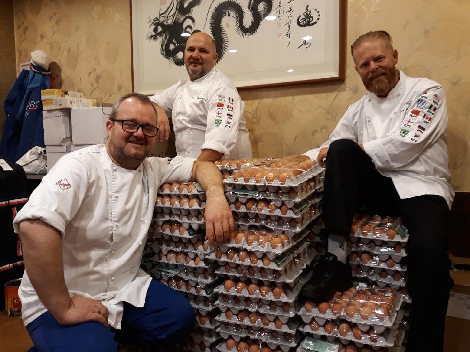 Los cocineros de la selección noruega con su pedido.