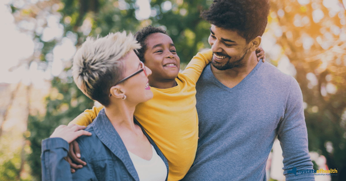 Por otra parte, también se beneficiarían las familias con estatus migratorio mixto. Aunque en la segunda ronda de cheques de estímulos sí fueron elegibles ciudadanos americanos casados con inmigrantes indocumentados, los padres indocumentados de niños ciudadanos estadounidenses, no calificaron.