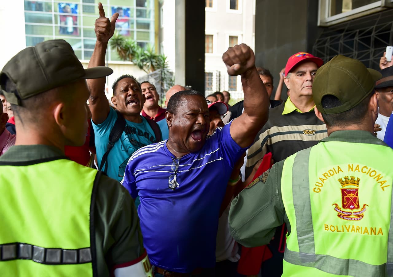 Protestas de chavistas este lunes en las oficinas del Congreso venezolano