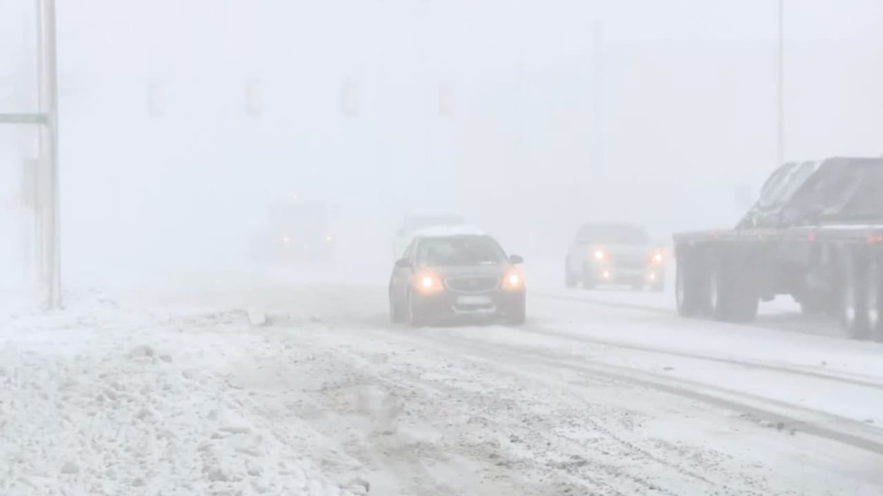 Imágenes de la intensa nevada que azota el centro de EEUU: cientos de vuelos cancelados y retrasados