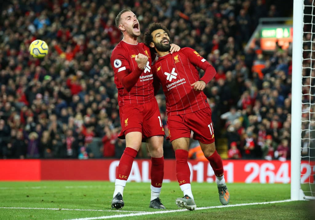 Mohamed Salah y Jordan Henderson festejando un gol al Tottenham en Anfield.