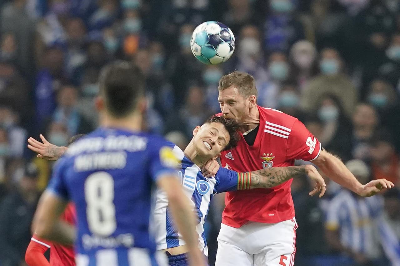 Fabio Ferreira Vieira (34'), Eduardo Aquino (37') y Mehdi Taremi (68') le dieron el triundo al Porto frente al Benfica con marcador 3-1 en el clásico portugués, durante la Jornada 16 en la Primeira Liga. El mexicano Jesús 'Tecatito' Corona jugó 35 minutos.