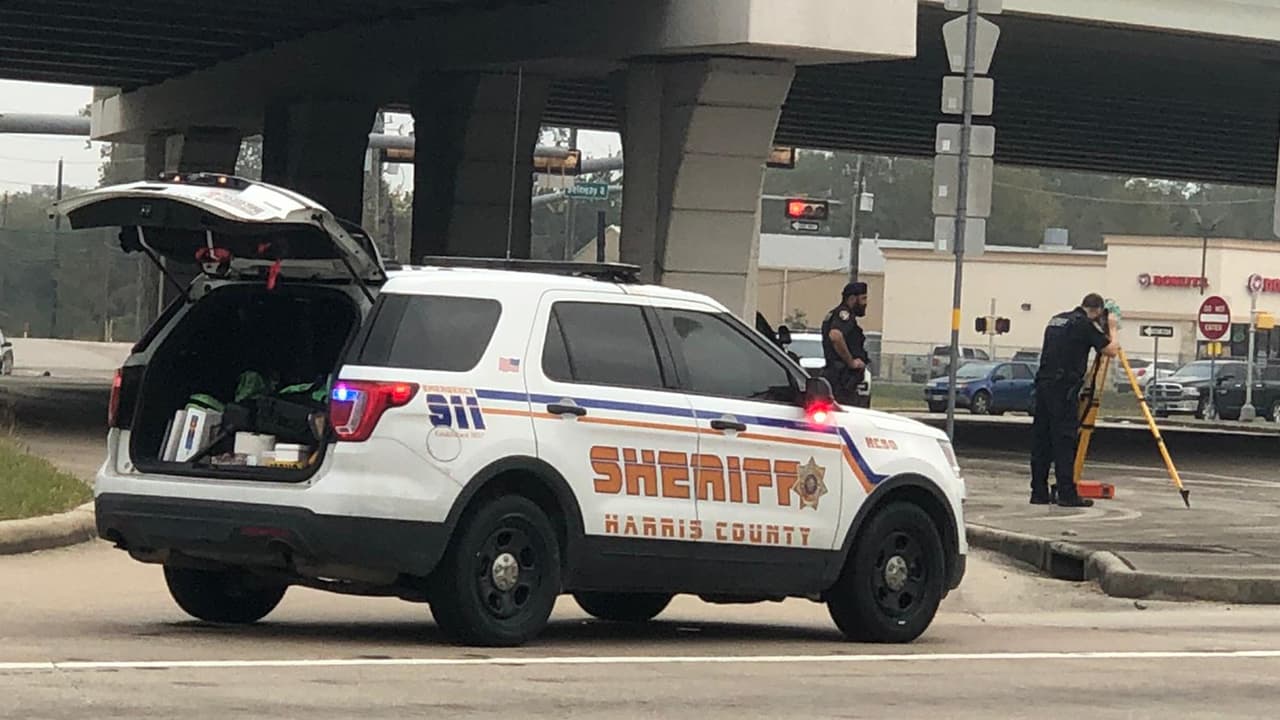 Agentes de patrulla e investigadores de tráfico del Departamento del Sheriff del condado Harris acudieron a prestar ayuda en el accidente.