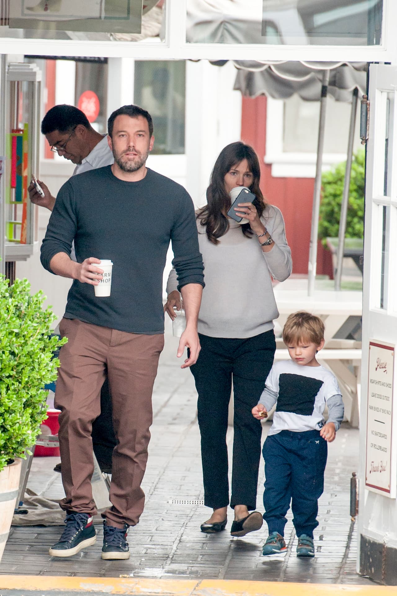 Tanto Ben como Jen siempre se muestran atentos a sus pequeños.