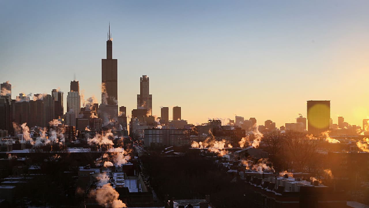 El frío intenso y atípico continuará en Chicago este miércoles con cielos nublados y nieve ligera 