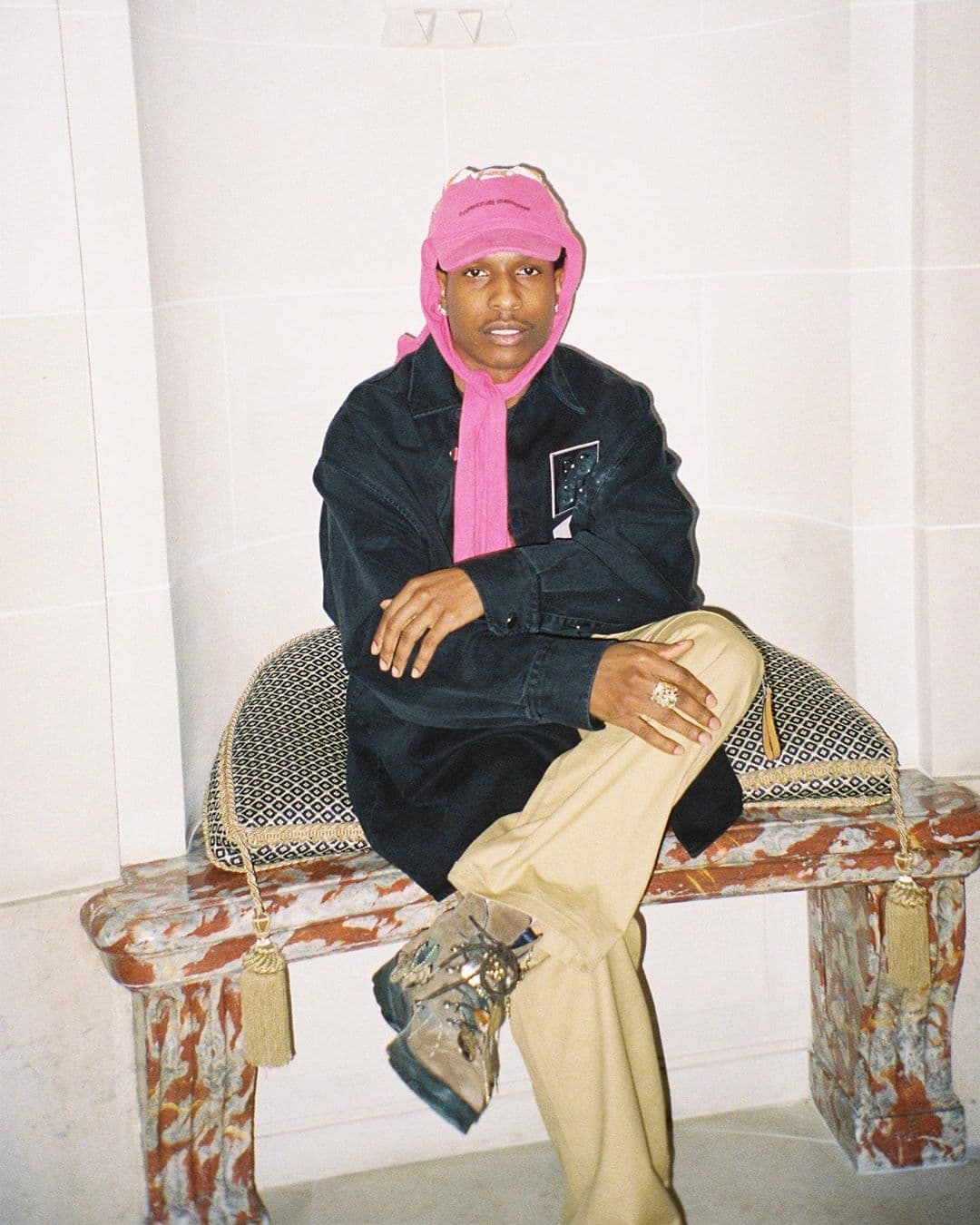 El fiscal sueco, Daniel Suneson, dijo que el cantante y otros dos hombres patearon a la víctima y lo golpearon con una botella de vidrio, según documentos judiciales a los que tuvo acceso CNN.