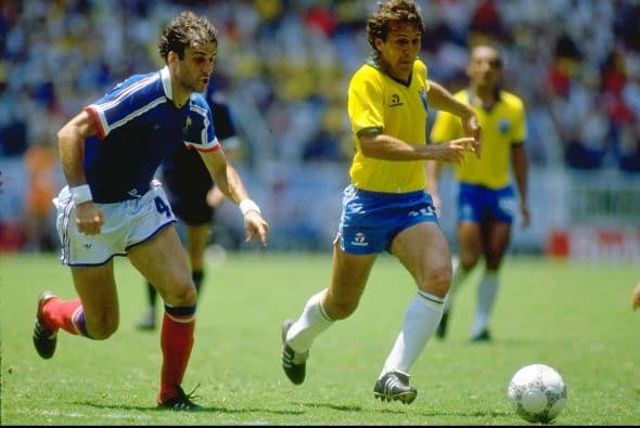 Arthur Antunes Coimbra, conocido como Zico, es conocido como "Pelé blanco". Es considerado por FIFA como uno de los mejores futbolistas brasileños de la historia y ocupa el tercer lugar en el ranking del Mejor jugador brasileño del siglo. Es el cuarto máximo anotador de su selección, después de Pelé, Ronaldo y Romário.