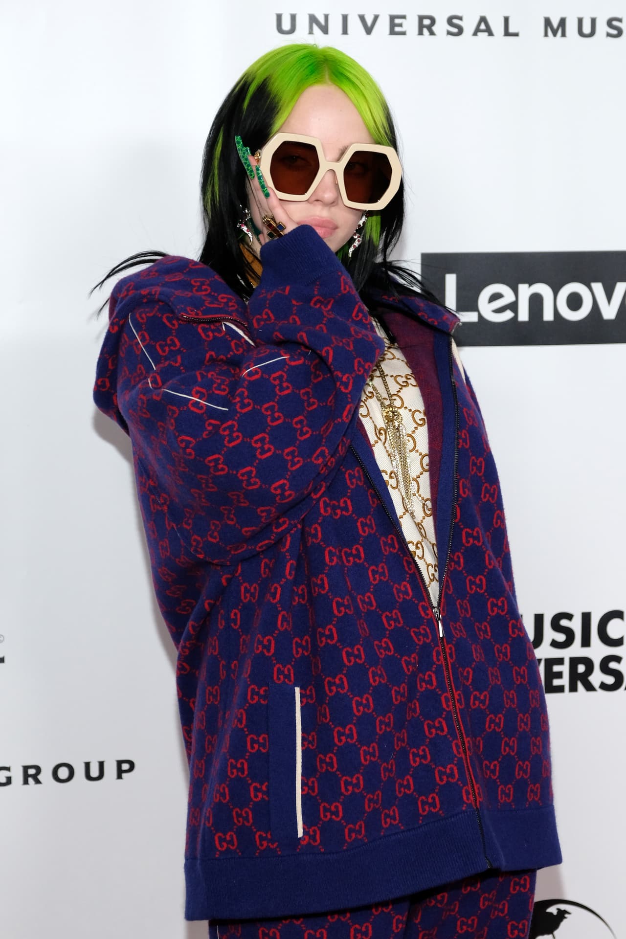 De acuerdo a 
<a href="https://www.hollywoodreporter.com/news/billie-eilish-lands-massive-payday-apple-tv-documentary-1259738"><b>The Hollywood Reporter</b>,</a> Billie Eilish firmó un acuerdo por 25 millones para un documental en Apple TV+. 
<br>