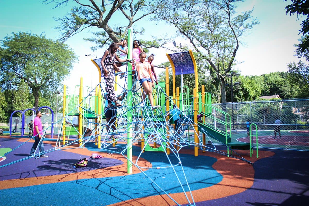 El equipo de colores brillantes de un campo de rociado puede incluir: Géiseres, bubblers, "misters", túneles de agua y "spray rings".